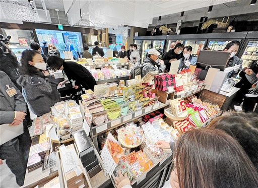 福井の味を求めて大勢の買い物客でにぎわった「ふくい食の國291」＝2月24日、東京・銀座１丁目