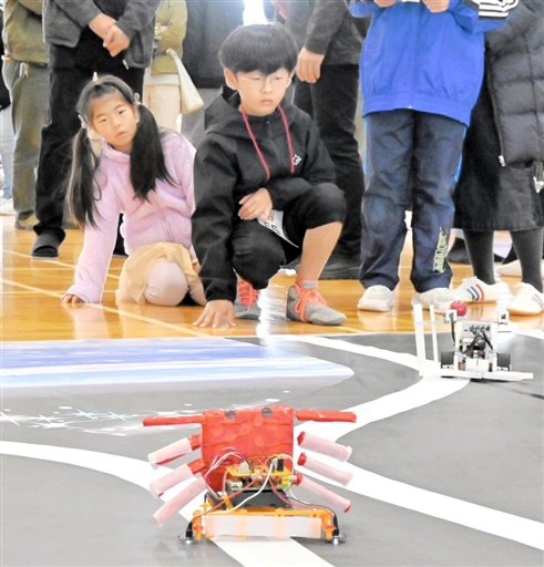 自作ロボットの動作を競った「越前がにロボコン」＝11月19日、敦賀市立看護大（福井県）