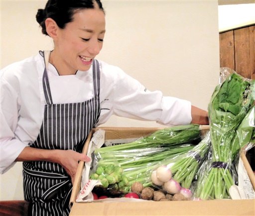 料理に使う旬の野菜を手にする秋元さん。新鮮さに思わず顔がほころぶ