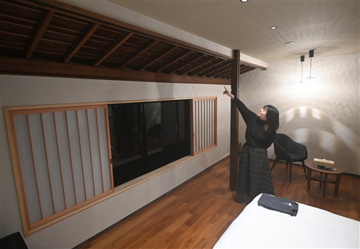 客室の２階寝室。屋根裏の古い造りがアクセントとなり、現代風の部屋にも融和する＝坂井市三国町神明３丁目