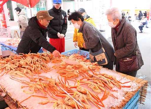 越前がにやミズガニなどを買い求める人でにぎわった「越前朝市・かに感謝祭」＝９日、越前町厨の道の駅越前