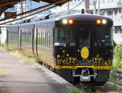 モダンな車体デザインの「はなあかり」＝福井県敦賀市の敦賀駅