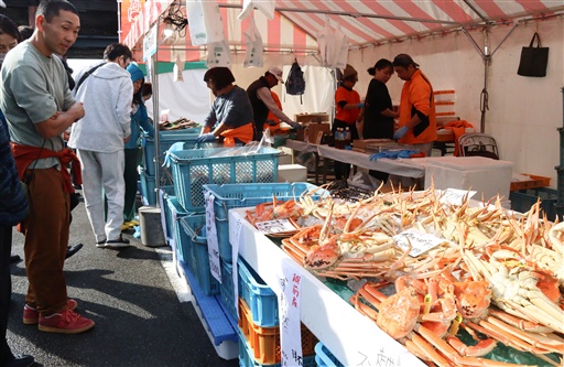 新鮮な海産物が並んだ越前がに朝市＝11月16日、福井県越前町厨の道の駅越前