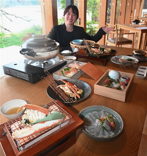 越前がにと若狭ふぐが一度に味わえるコース料理＝12月３日、福井県小浜市阿納の若狭佳日