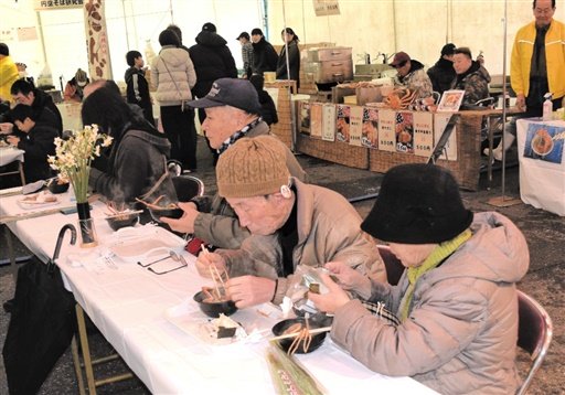 越前海岸の特産品即売やカニ汁などの出店でにぎわった昨シーズンの荒波フェスタ＝2024年１月、福井県南越前町河野