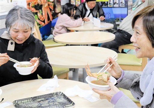 カニ汁を味わう来場者＝１１日、越前町厨の道の駅「越前」