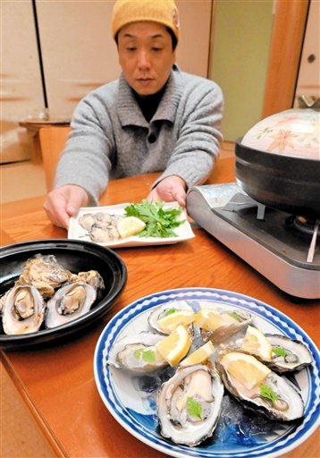 生ガキや酒蒸し、しゃぶしゃぶなど若狭うららカキを使ったメニュー＝福井県小浜市志積の民宿上田屋